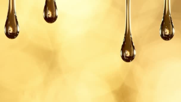 Super Slow Motion Macro Shot Dripping Oil Στο Golden Background — Αρχείο Βίντεο