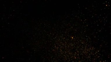 Süper Yavaş Çekim Altın Parıldayan Parçacıklar Kara Arkaplan 'da 1000 fps' de izole edildi. 4K 'da Yüksek Hız Sinema Kamerası ile çekildi..