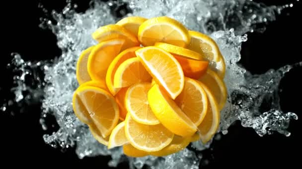 Super Slow Motion Shot Fresh Lemon Cuts Water Splash Izolowane — Wideo stockowe