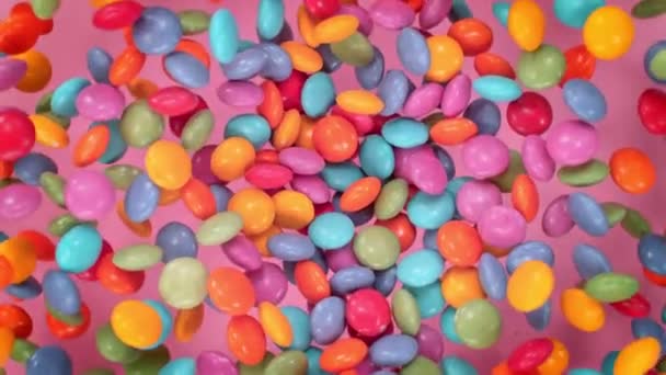 Super Slow Motion Shot Van Zoete Kleurrijke Linzen Vliegen Draaien — Stockvideo
