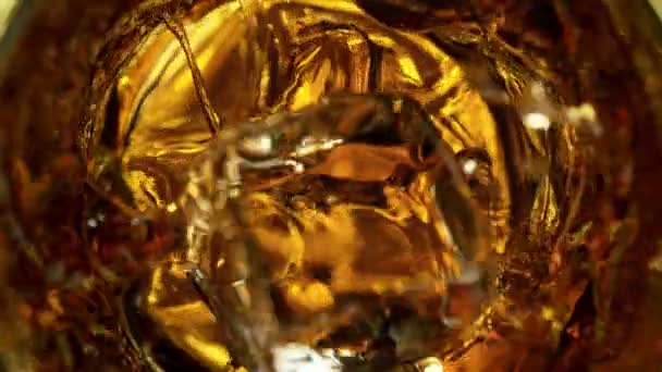 Супер Медленное Движение Кубики Льда Падают Стекло Золотистой Жидкостью Скорости — стоковое видео