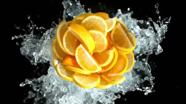 Super Slow Motion Shot Fresh Lemon Cuts Water Splash Izolováno — Stock video