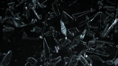 Kameraya doğru uçan cam kırıklarının Süper Yavaş Çekimi 1000fps derinlikte izole edildi. Yüksek hızlı sinema kamerasıyla çekildi, 4K.