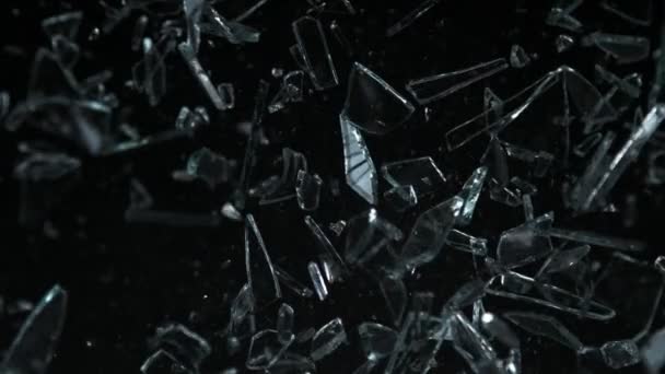 Super Slow Motion Skott Glasskärvor Som Flyger Mot Kameran Isolerad — Stockvideo