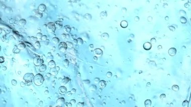 Akan Mavi Yapışkan Şeffaf Sıvının Süper Yavaş Çekimi. 4K 'da Yüksek Hız Sinema Kamerası ile çekildi..