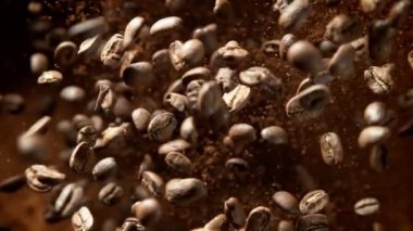 Ground Coffee 'nin Süper Yavaş Çekimi ve Taze Fasulye Patlaması. Kamera 1000fps' de. 4K 'da Yüksek Hız Sinema Kamerası ile çekildi..