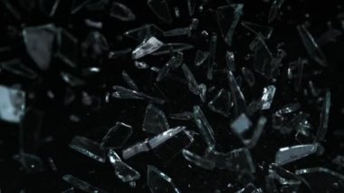Kameraya doğru uçan cam kırıklarının Süper Yavaş Çekimi 1000fps derinlikte izole edildi. Yüksek hızlı sinema kamerasıyla çekildi, 4K.