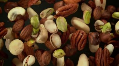 Fındık Karışımının Süper Yavaş Çekimi. Dönüyor ve Kameraya doğru uçuyor. 4K 'da Yüksek Hız Sinema Kamerası ile çekildi..