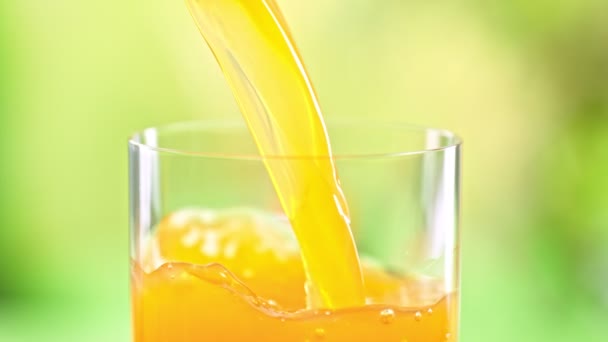 Super Slow Motion Detail Shot Pouring Fresh Orange Juice Glass — Vídeo de stock