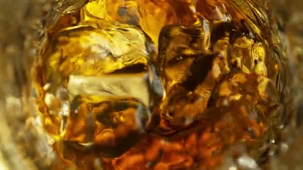 Super Slow Motion Супер Медленное Движение Срез Жидкости Золотого Алкоголя — стоковое видео