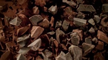 1000fps 'te patladıktan sonra Süper Yavaş Çekim Çiğ Çikolata ve Kakao Parçaları. 4K Çözünürlükte Yüksek Hız Sinema Kamerası ile Çekim.