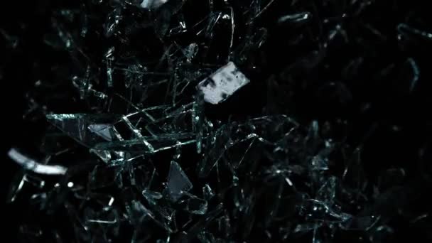 Super Zeitlupenaufnahme Von Glassplittern Die Auf Die Kamera Zufliegen Isoliert — Stockvideo