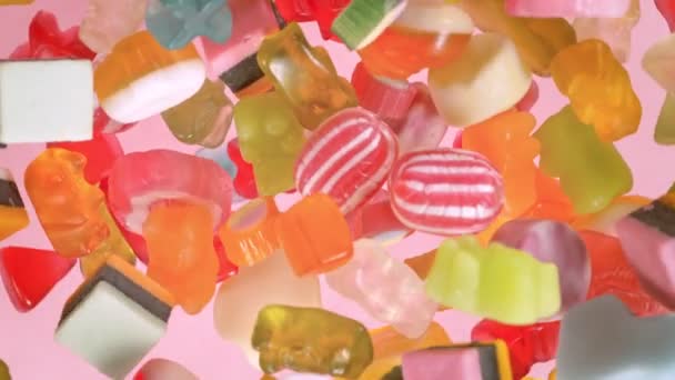 Tatlı Renkli Şekerlerin Süper Yavaş Çekimi Uçuşan Kameraya Doğru Dönen — Stok video