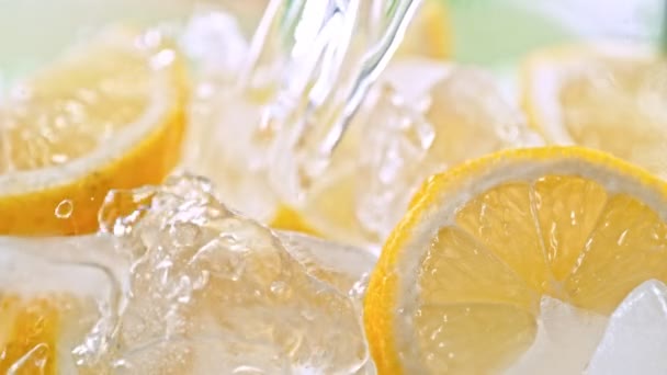 Super Slow Motion Shot Pouring Water Fresh Lemon Slices Ice — Stock Video