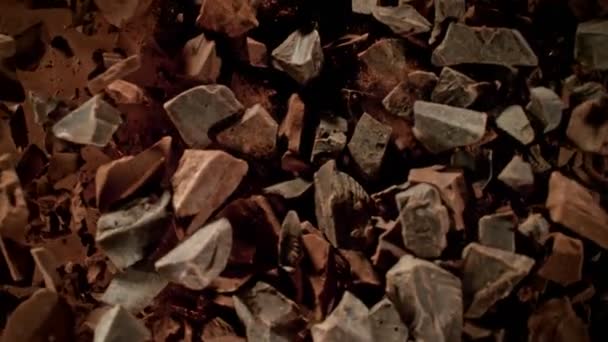 Super Slow Motion Skott Roterande Choklad Bitar Och Kakao Efter — Stockvideo