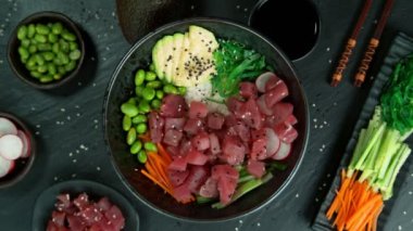 Süper Yavaş Çekim Taze Ton Balığı Kesikleri Poke Bowl 'a 1000fps hızla düşüyor. 4K 'da Yüksek Hız Sinema Kamerası ile çekildi..