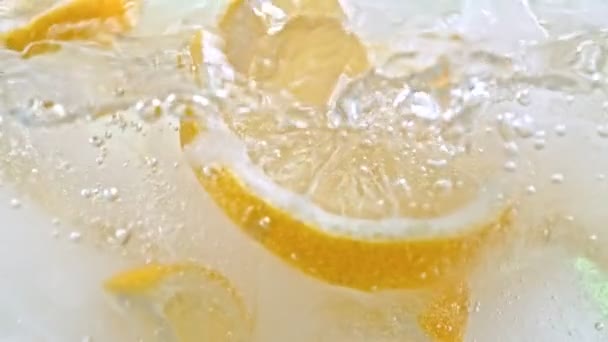 Super Slow Motion Shot Fizzing Water Fresh Lemon Slices Ice — Wideo stockowe