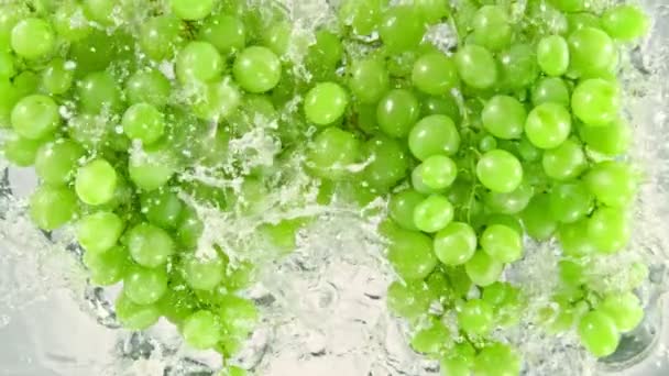 Super Slow Motion Shot Świeżych Zielonych Winogron Spadających Wody Białym — Wideo stockowe