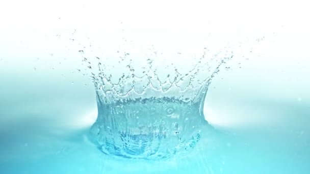 Super Slow Motion Shot Water Crown Splash Ligh Blue Background — Vídeos de Stock