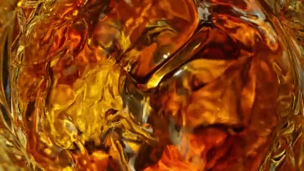 Szuper Lassú Mozgású Részlet Arany Alkohol Folyadék Jégkocka Integetett Üvegben — Stock videók