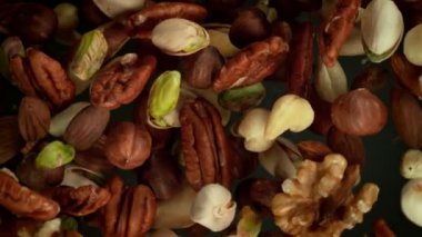 Fındık Karışımının Süper Yavaş Çekimi. Dönüyor ve Kameraya doğru uçuyor. 4K 'da Yüksek Hız Sinema Kamerası ile çekildi..