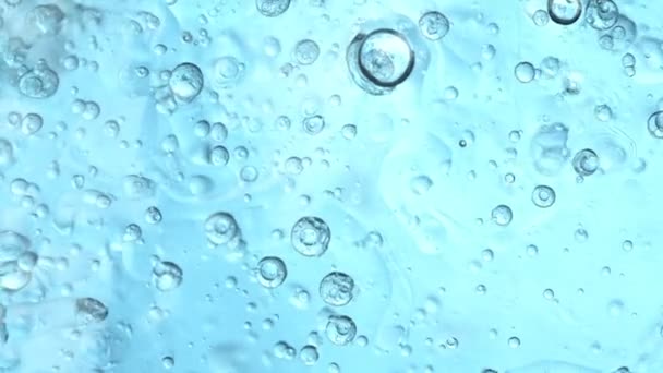 Super Slow Motion Skott Oljebubblor Flytta Vatten Ljusblå Lysande Bakgrund — Stockvideo