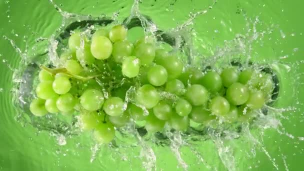 Super Slow Motion Shot Świeżego Zielonego Wina Winogronowego Spadające Wody — Wideo stockowe