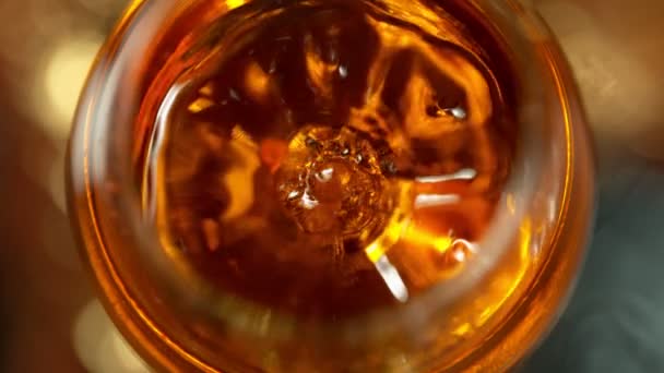 Super Slow Motion Detail Shot Drop Falling Glass Rum 1000Fps — Stockvideo