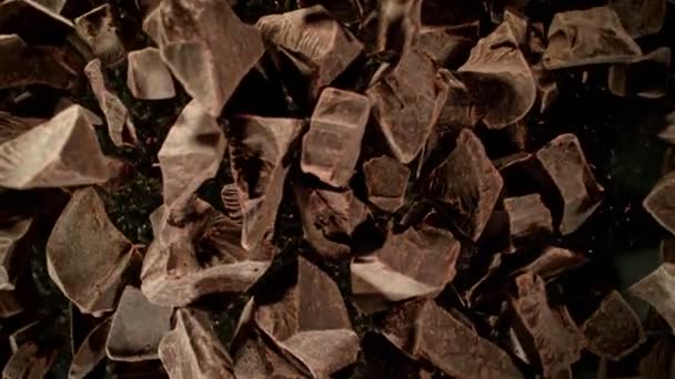 Super Slow Motion Shot Van Roterende Rauwe Chocolade Brokken Wordt — Stockvideo
