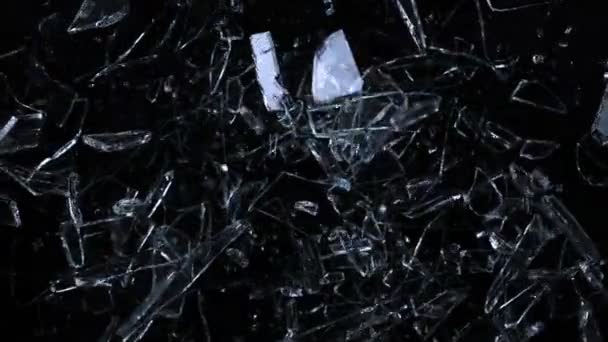 Super Slow Motion Shot Von Fallenden Und Zersplitterten Glassplittern Isoliert — Stockvideo