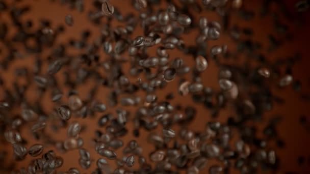 Kahverengi Arkaplanda Kahverengi Arkaplan Taze Kahve Fasulyelerinin Süper Yavaş Çekimi — Stok video