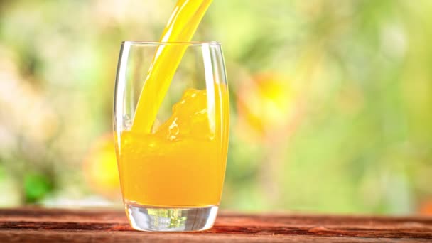 Super Slow Motion Shot Pouring Fresh Orange Juice Ποτήρι Στα — Αρχείο Βίντεο