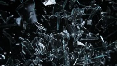 Kameraya doğru uçan cam kırıklarının Süper Yavaş Çekimi 1000fps derinlikte izole edildi. Yüksek hızlı sinema kamerasıyla çekildi, 4K.