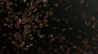 Süper Yavaş Çekim Taze Kahve Fasulyeleri Siyah Arkaplan 'da 300 fite doğru uçuyor. 4K 'da Yüksek Hız Sinema Kamerası ile çekildi..