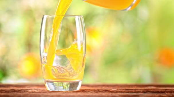 Super Slow Motion Shot Pouring Fresh Orange Juice Glass 1000 — Vídeo de stock