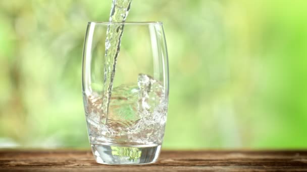 Super Slow Motion Shot Pouring Pure Water Glass Green Natural — Vídeo de Stock