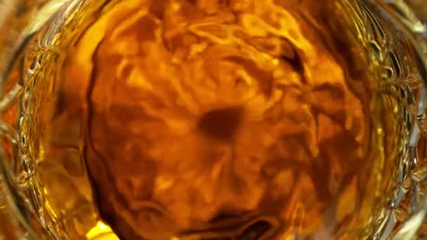 Super Slow Motion Detail Shot Golden Alcohol Liquid Wirujące Szkle — Wideo stockowe