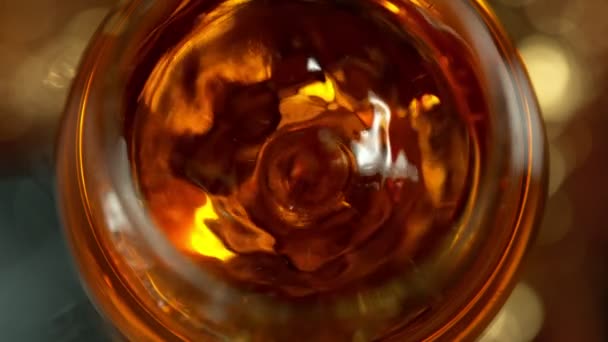 Super Slow Motion Detail Shot Drop Falling Glass Rum 1000Fps — Vídeo de stock