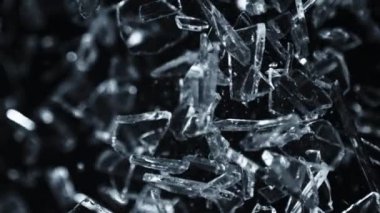 Kırılan Cam Kırıkları 'nın Süper Yavaş Çekimi Siyahta Kameraya doğru 1000fps hızla uçuyor. Yüksek hızlı sinema kamerasıyla çekildi, 4K.