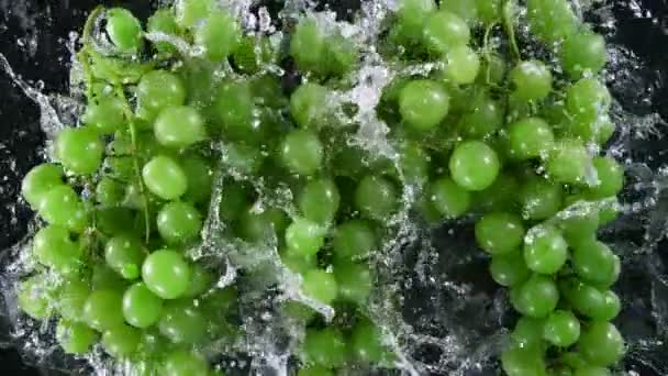 Супер Повільний Рух Свіжого Зеленого Винограду Падає Воду Зеленому Тлі — стокове відео