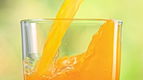 Super Slow Motion Detail Shot Pouring Fresh Orange Juice Glass — Vídeo de stock