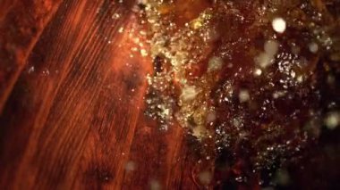 Old Oak Barrel 'da 1600 metrede Süper Yavaş Hareket Detaylı Viski Şutu. 4K 'da Yüksek Hız Sinema Kamerası ile çekildi.