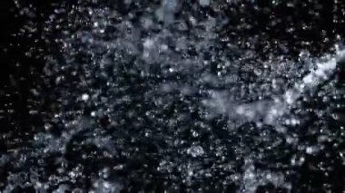 Süper Yavaş Çekim Su Sıçratma Kara Arkaplan 'da izole edildi. 4K Çözünürlükte Yüksek Hız Sinema Kamerası ile Çekim.