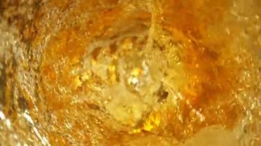 Süper Yavaş Çekim Taze Bira Dönen Şişe 300 fps 'te. 4K 'da Yüksek Hız Sinema Kamerası ile çekildi.