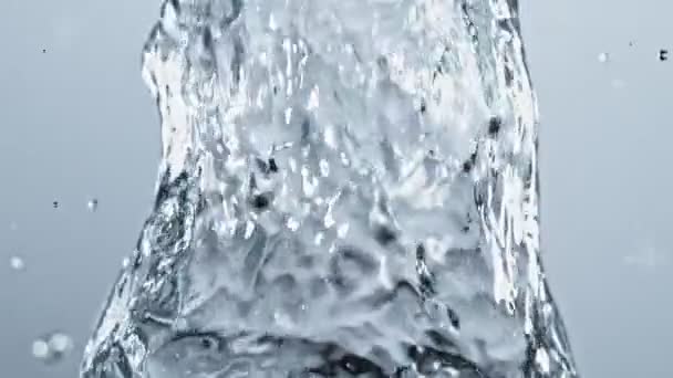 Super Slow Motion Detail Shot Van Waterstroom Lichtgrijze Achtergrond 1000Fps — Stockvideo