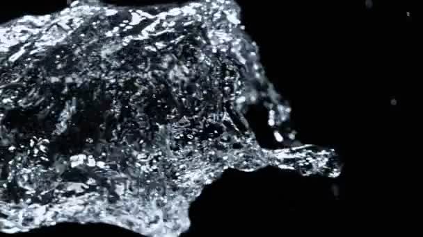 Super Slow Motion Detailaufnahme Des Wasserstroms Isoliert Auf Schwarzem Hintergrund — Stockvideo
