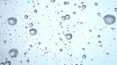 Süper Yavaş Makro Çekim: Yükselen Çeşitli Bubbles in Water 1000 fps. Yüksek Hız Sinema Kamerası ile 4K çözünürlükte çekilmiştir.
