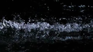 Su Dalgaları 'nın Süper Yavaş Çekimi Kara Arkaplan' a 1600 metrede doğrusal çarpıyor. 4K Çözünürlükte Yüksek Hız Sinema Kamerası ile Çekim.