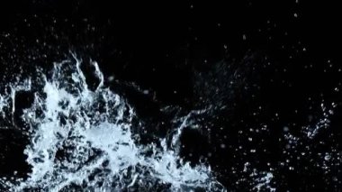Süper Yavaş Çekim Su Sıçratma Kara Arkaplan 'da izole edildi. 4K Çözünürlükte Yüksek Hız Sinema Kamerası ile Çekim.