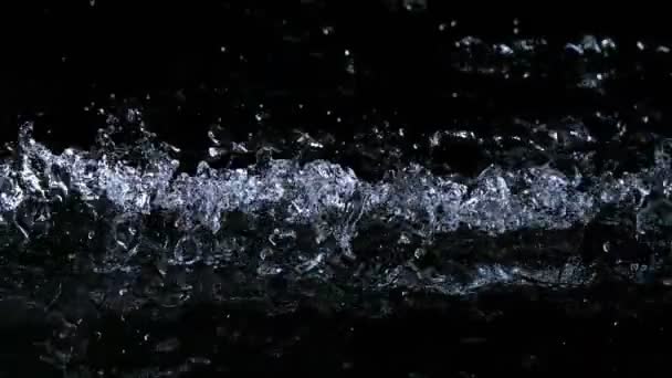 Super Slow Motion Skott Vatten Vågor Linjär Påverkan Svart Bakgrund — Stockvideo